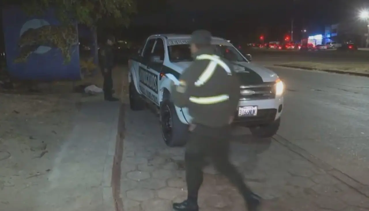 Hallan a un hombre sin vida en una parada de micros en Santa Cruz de la Sierra