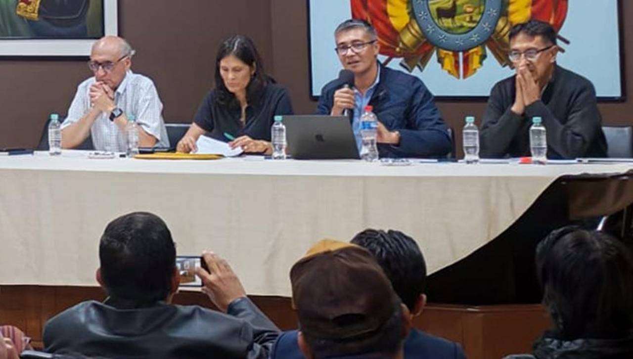 Gobierno emite decreto que crea bono de Bs 2.400 para el magisterio