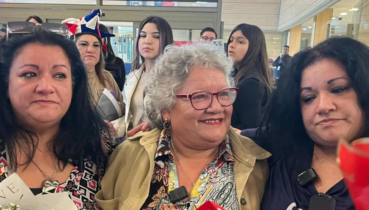 “Mamá siempre las buscó”: Mujer se reencuentra con sus hijas ‘robadas’ hace 45 años