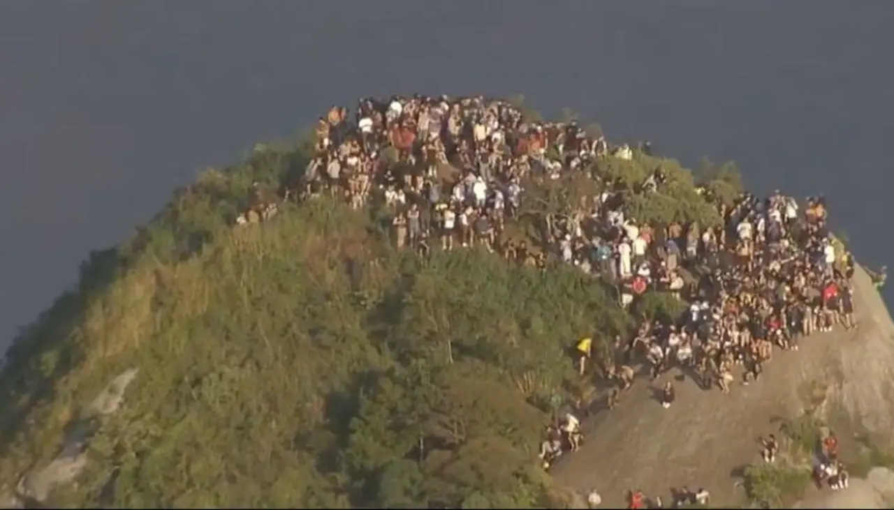 Video: Una operación contra el narco deja a unos 200 turistas atrapados en el cerro de una favela de Río