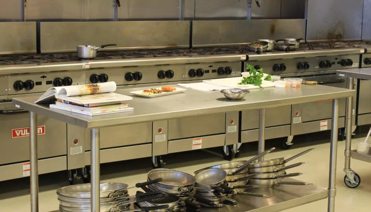 Debido al alza salarial, gastronómicos hablan de comprar máquinas para sustituir personal o pagar por día