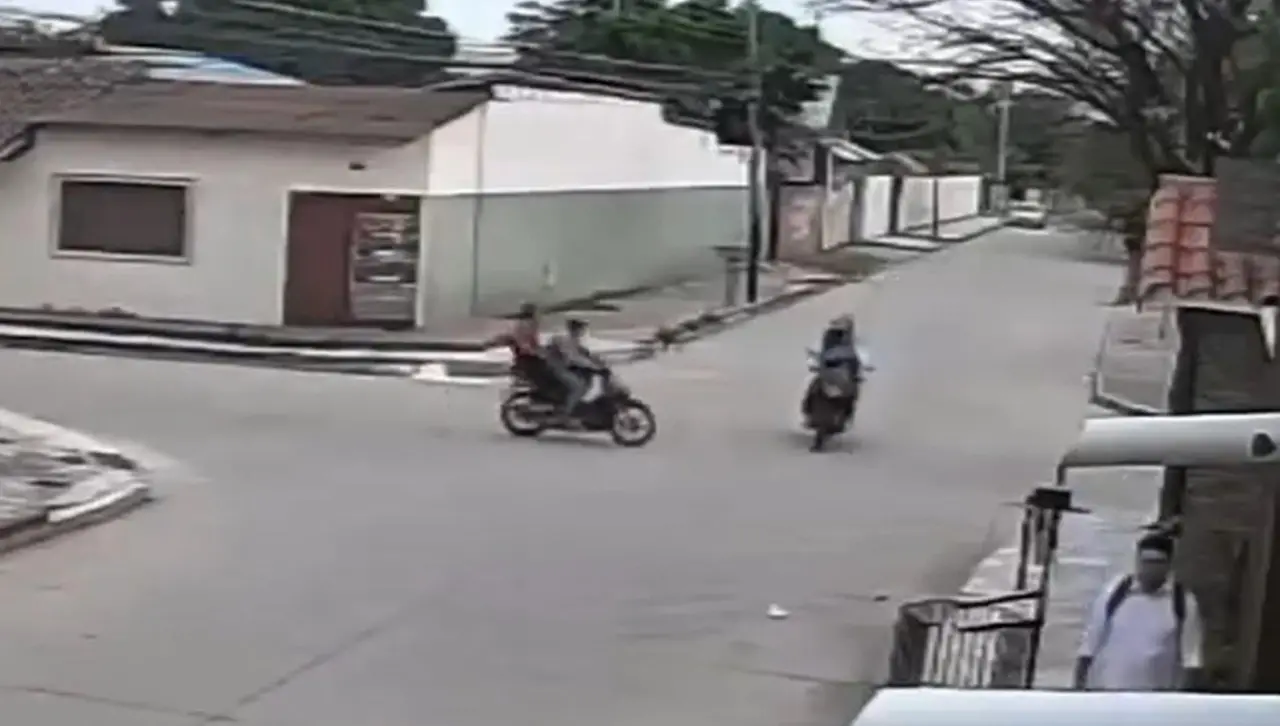 Video: Una mujer queda en terapia intensiva al golpear su cabeza en un accidente en moto