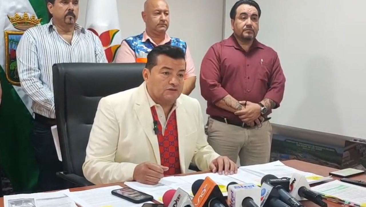 Jhonny evita responder cuando le cuestionan que use espacios de la Alcaldía para hablar de su partido
