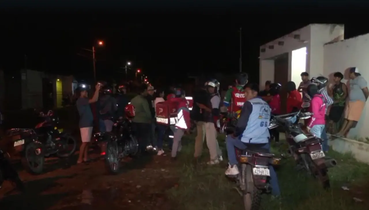 Trabajadores de delivery entregan en caravana a tres sujetos acusados de robarse una moto