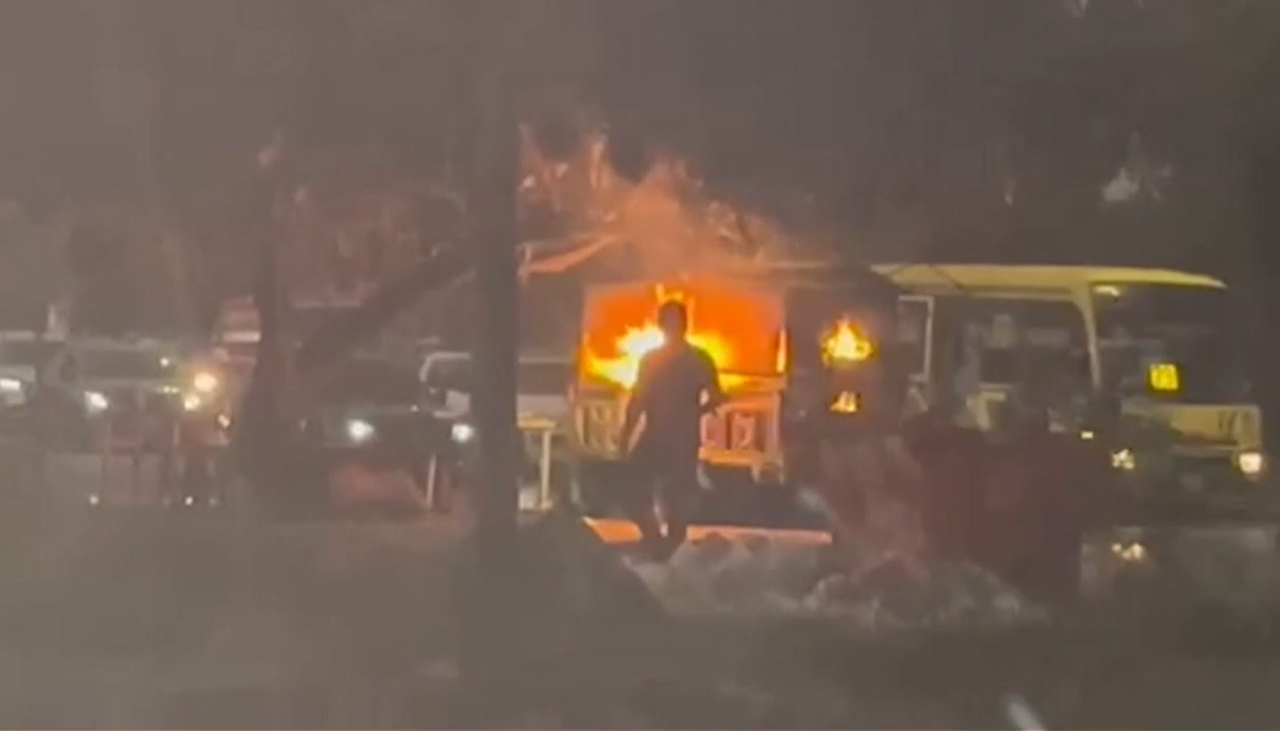 Una fuga de gas provoca un incendio en un carrito de comida rápida y deja a una persona herida
