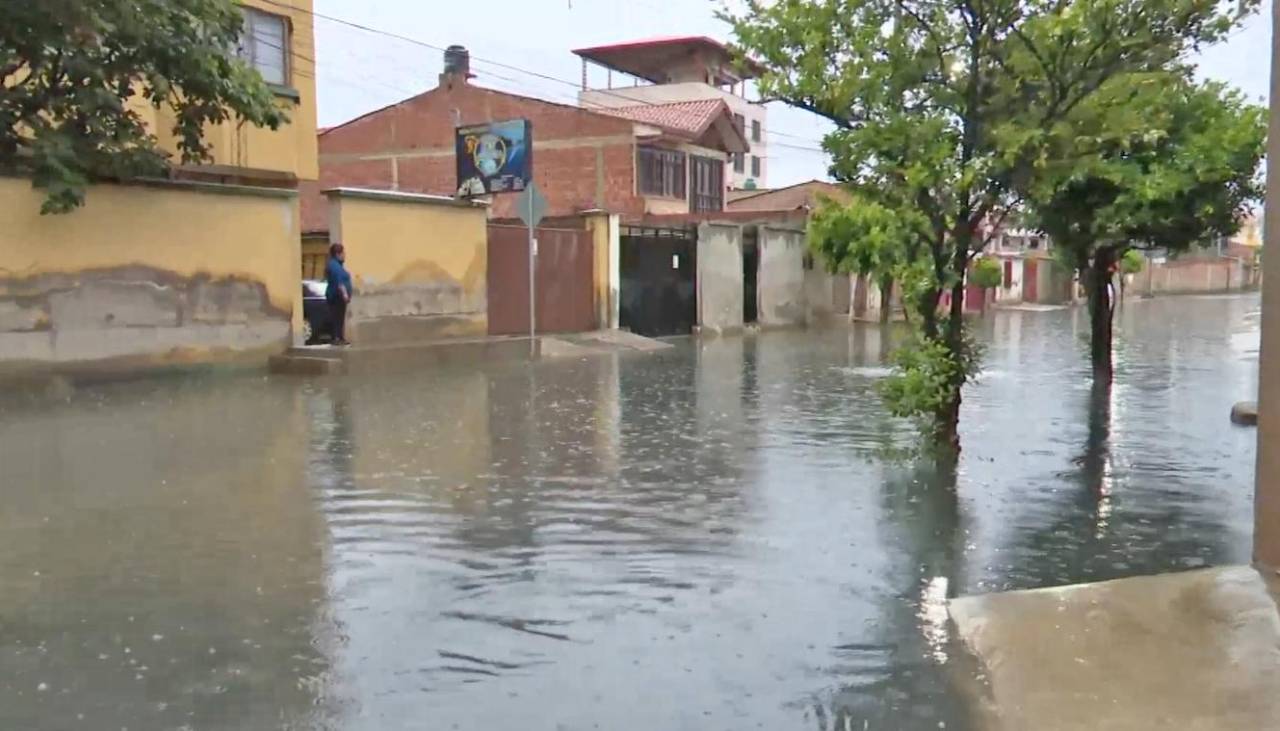 Intensas lluvias afectan a Cochabamba, hay calles inundadas e intransitables