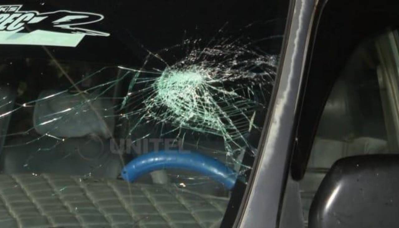 Barrabravas atacan un trufi y roban pertenencias de los pasajeros