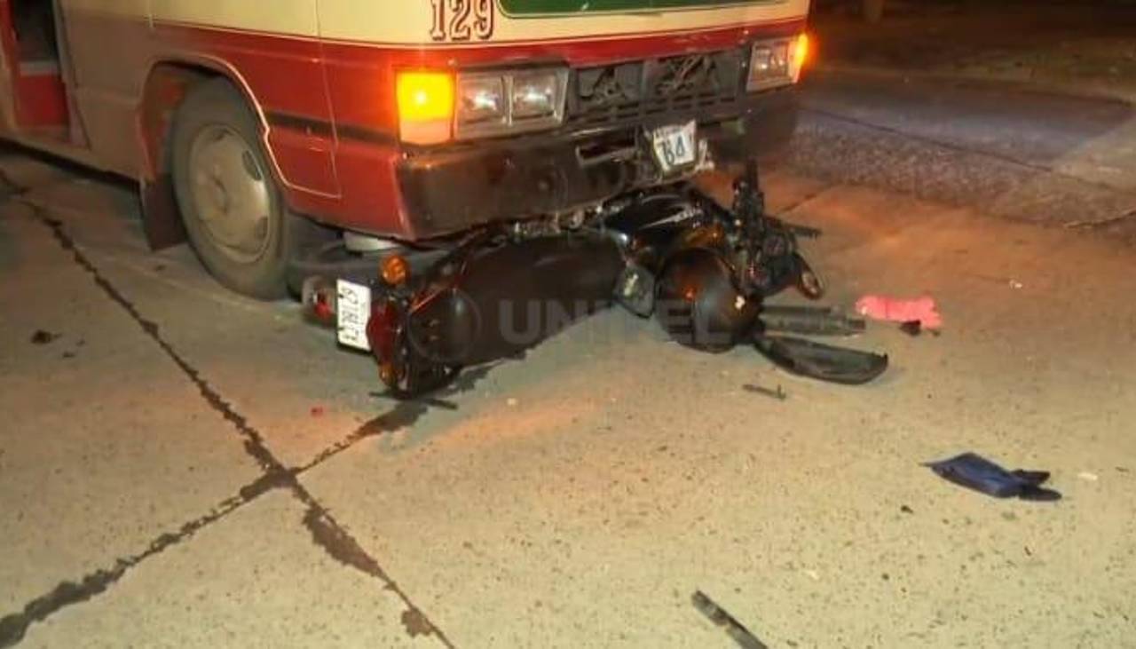 Dos heridos por el choque de un micro con una motocicleta en Santa Cruz de la Sierra