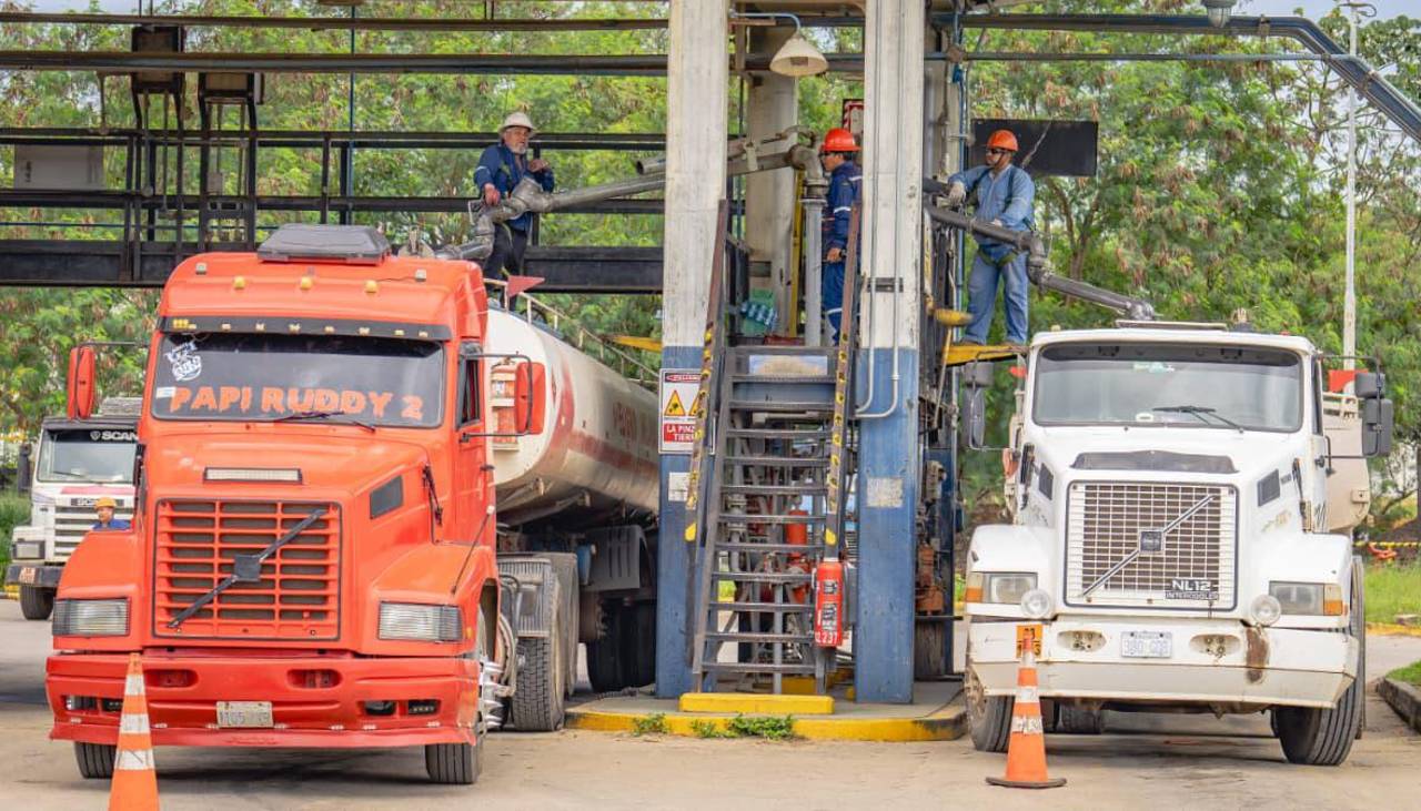 YPFB descarga gasolina de cisternas que llegaron de Argentina y prevé despachar 2 millones de litros en Santa Cruz