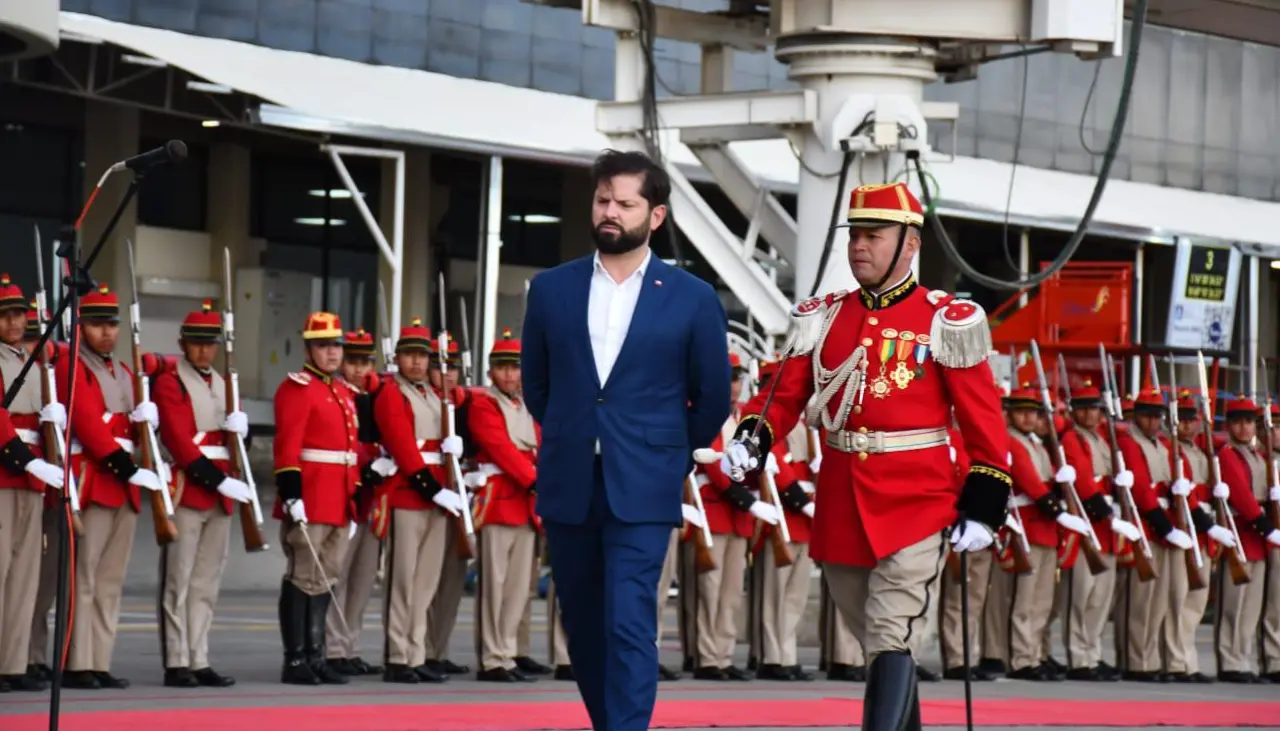 Gabriel Boric es el segundo presidente en llegar a Bolivia para la posesión de Rodrigo Paz