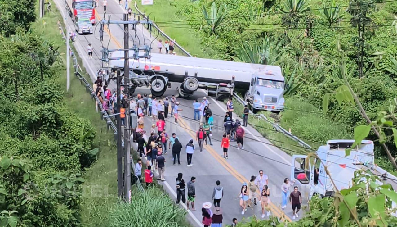 Video: Cisterna sufre accidente en la ruta nueva Cochabamba-Santa Cruz y queda en plena vía