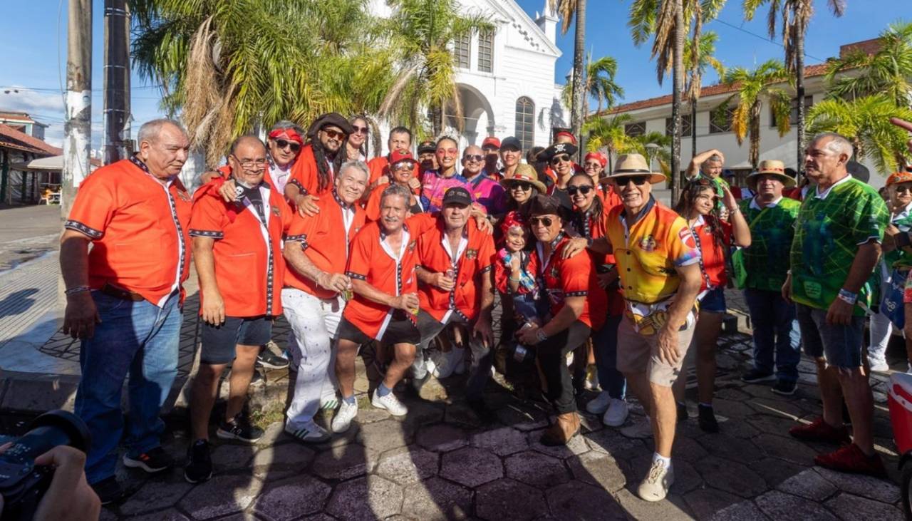 El corazón de la capital cruceña late al compás de la banda y la fiesta en el Lunes de Carnaval