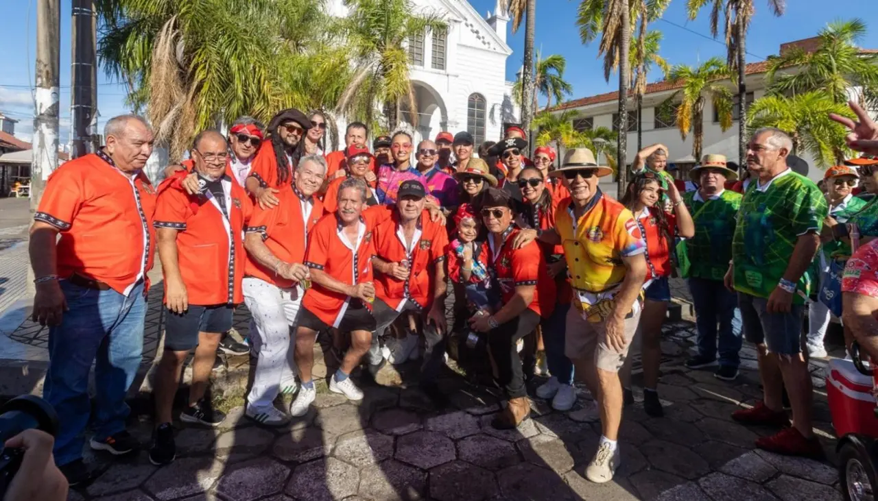El corazón de la capital cruceña late al compás de la banda y la fiesta en el Lunes de Carnaval