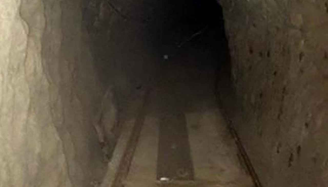 Un albañil construyó un túnel para ver a su amante pero todo terminó en escándalo