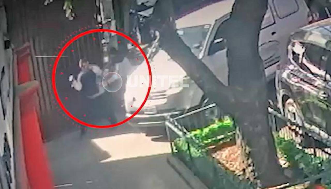 Surgen nuevas imágenes del momento en el que un sujeto ataca con un cuchillo a varias personas en Cochabamba