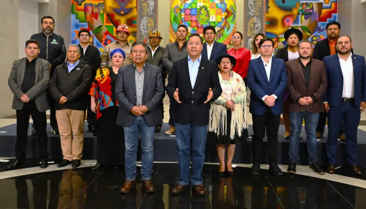 Diputado Alarcón exige publicar lista de autoridades salientes bajo arraigo y alerta migratoria