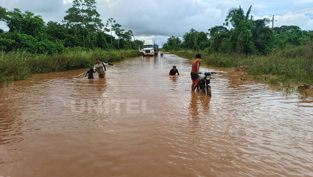 Colapso vial en Faja Norte, Yapacaní: Camiones varados y pobladores incomunicados por inundaciones