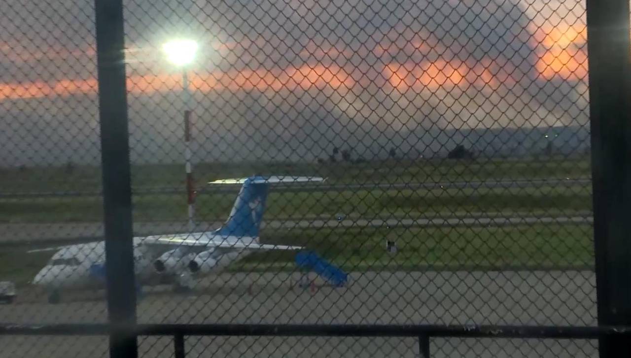 Arden pastizales próximos al aeropuerto Viru Viru; vuelos no son afectados 