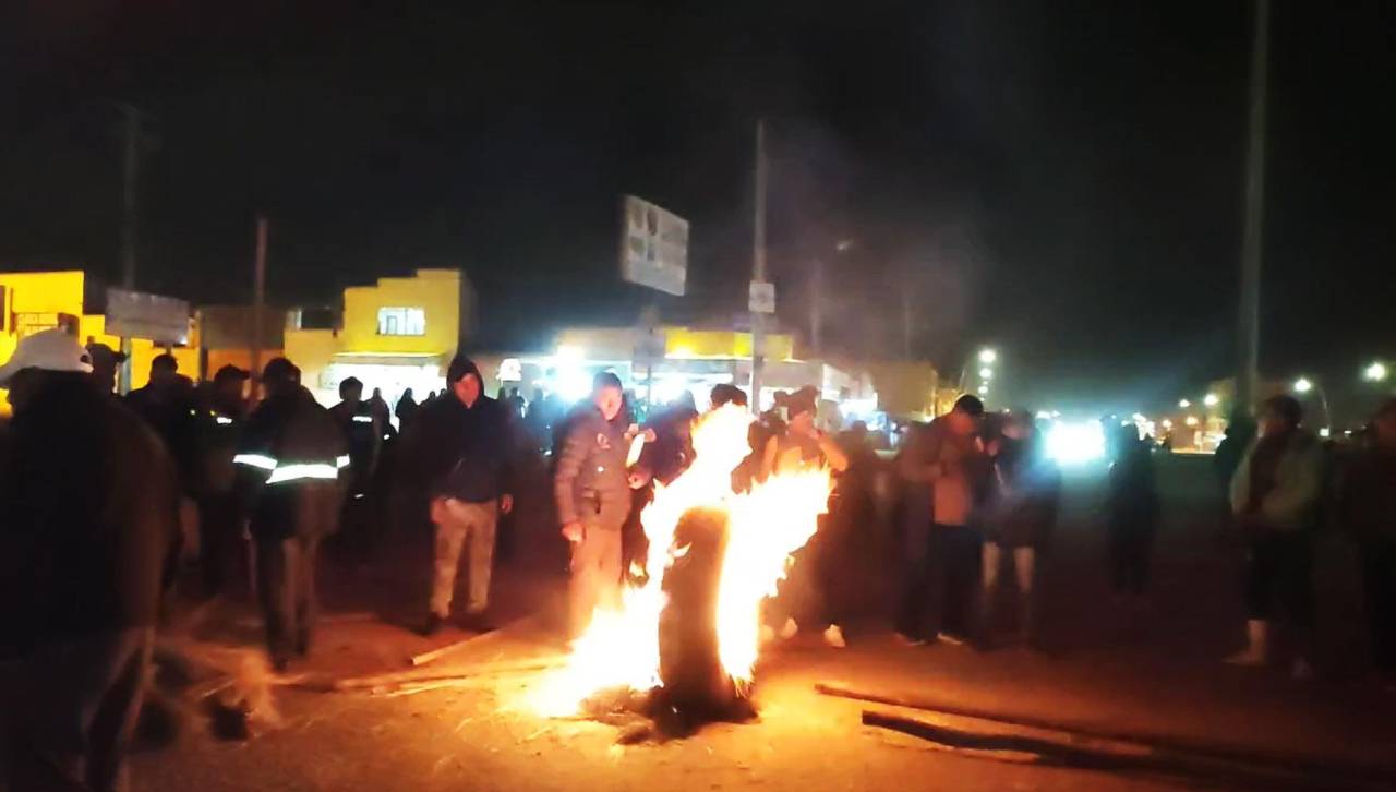 El Alto: Instalan una vigilia en la vía La Paz - Oruro que impide la circulación de vehículos