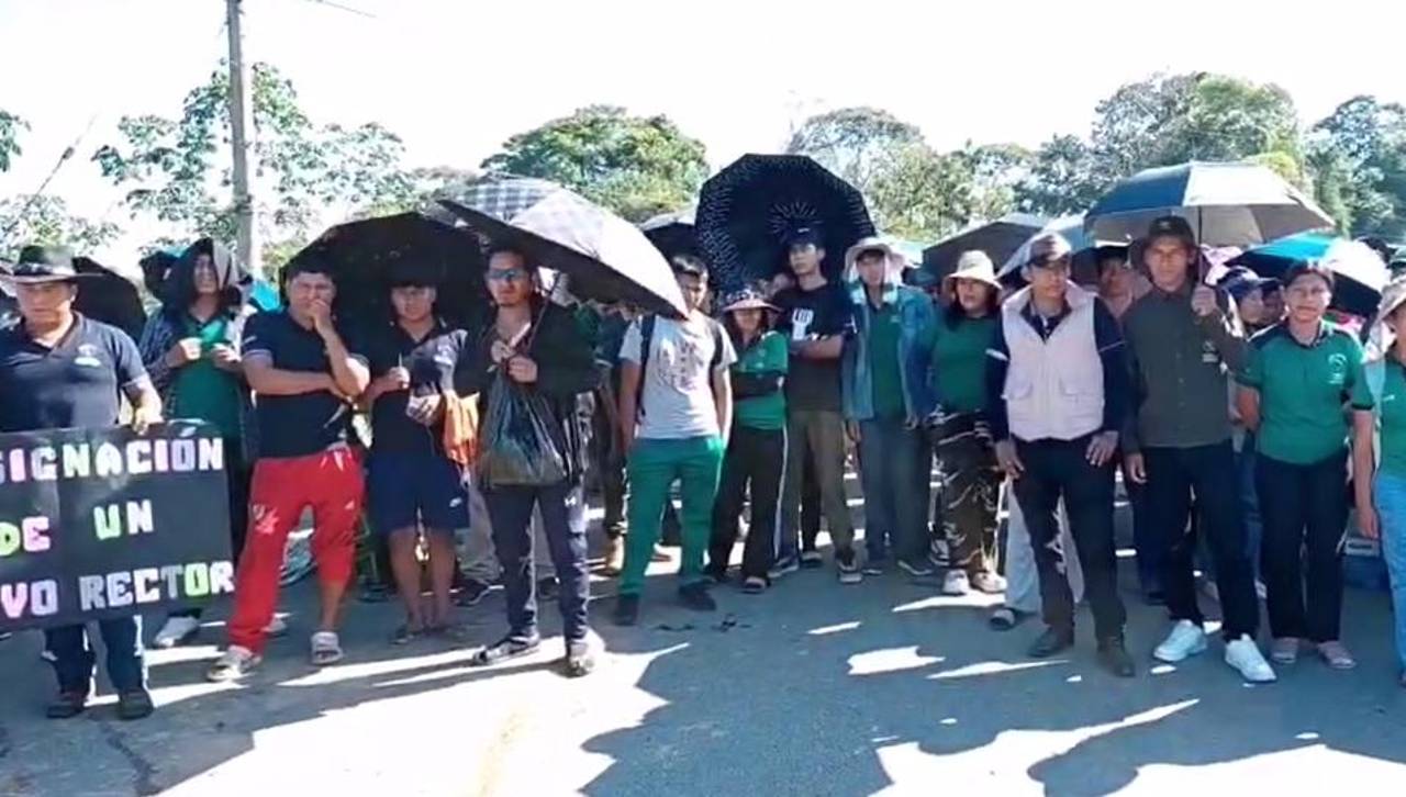 Universitarios del trópico levantan bloqueo instalado en la carretera Cochabamba-Santa Cruz