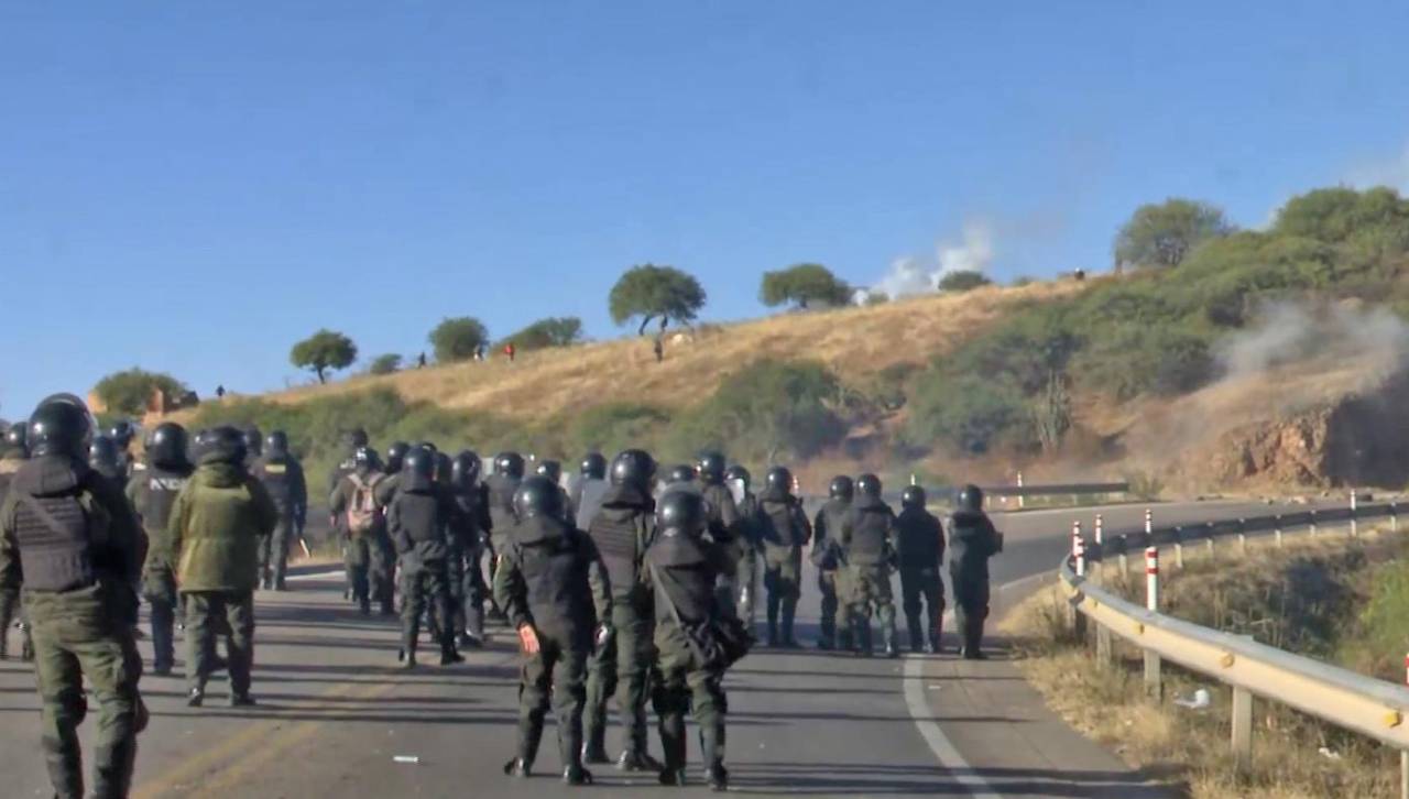 Cochabamba: Policía libera la vía en Parotani, ruta a Oruro y bloqueadores responden con dinamita