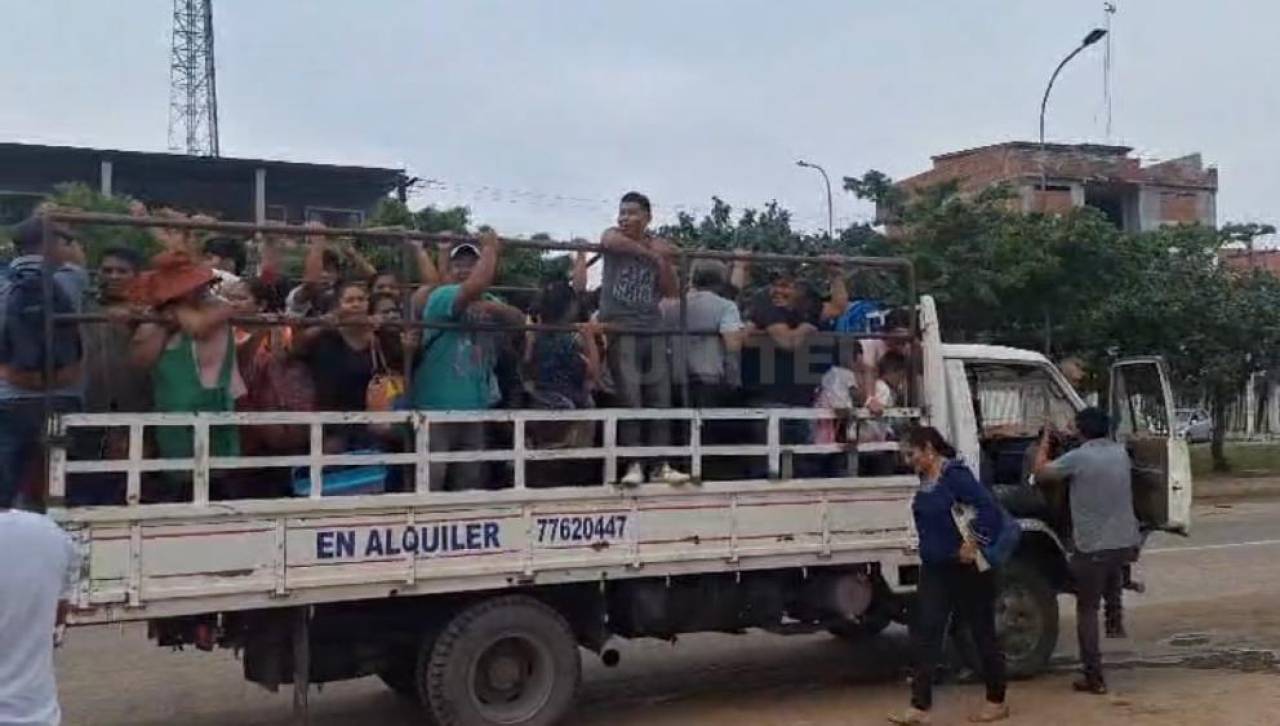 En camionetas y trufis, así se moviliza la población por el paro de micreros; Alcaldía cruceña dispone 300 vehículos para horario pico