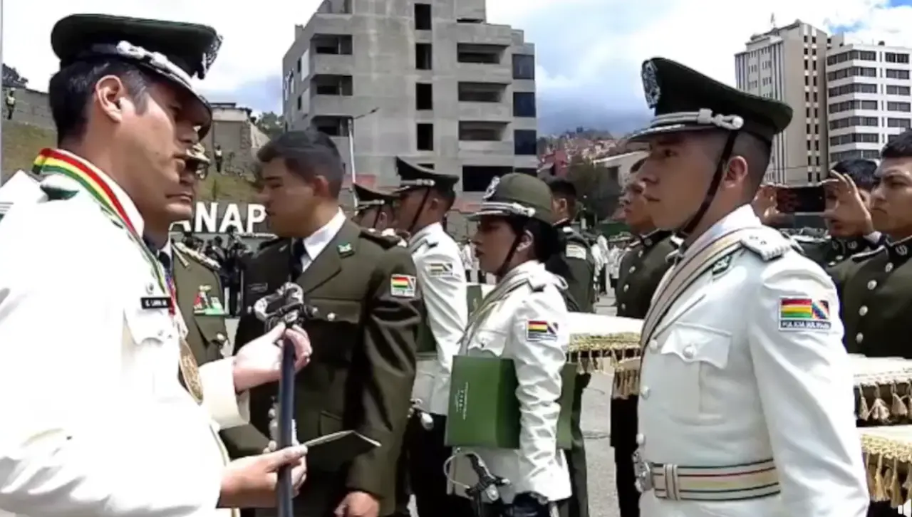 Edmand Lara vuelve a lucir uniforme policial en el acto de la Anapol en el que participa con Rodrigo Paz