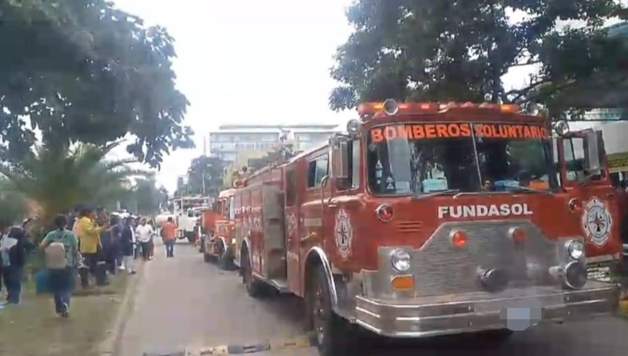 Incendio en una clínica: Bomberos presumen que el fuego comenzó por un cuarto circuito en el cuarto piso