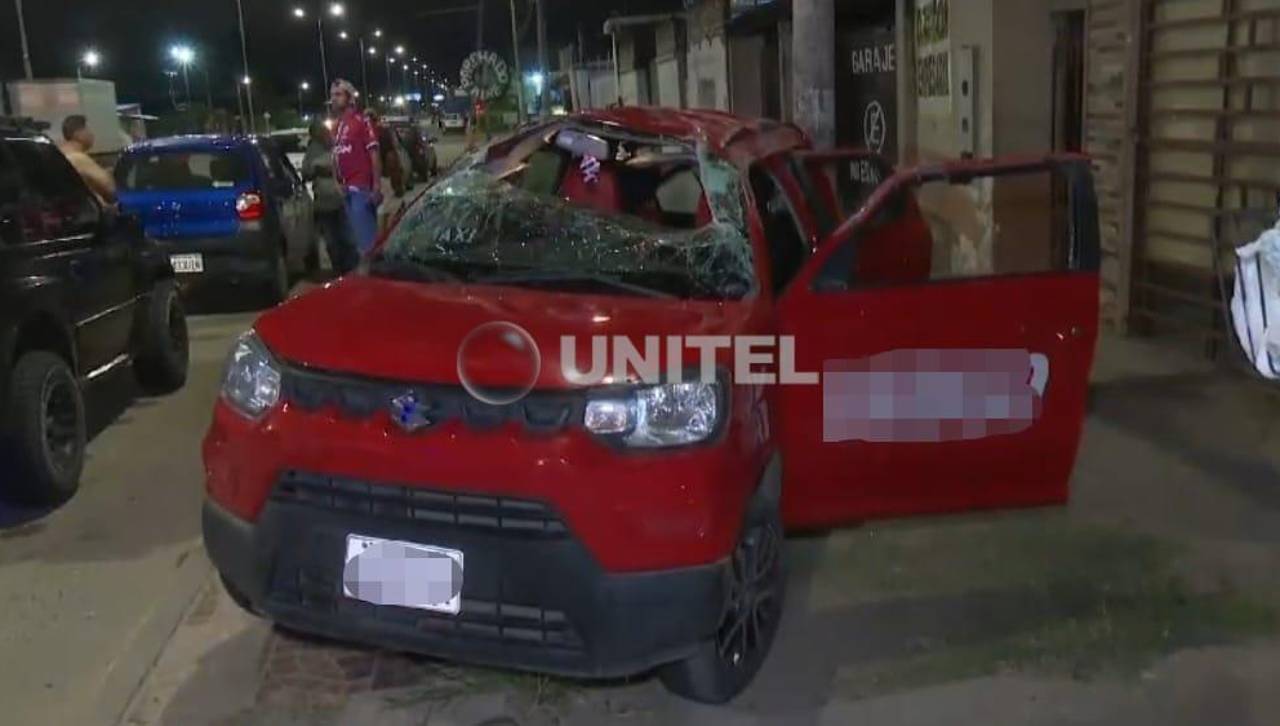 Santa Cruz: Tras choque, un auto da tres vuelcos de campana e impacta contra un poste luz