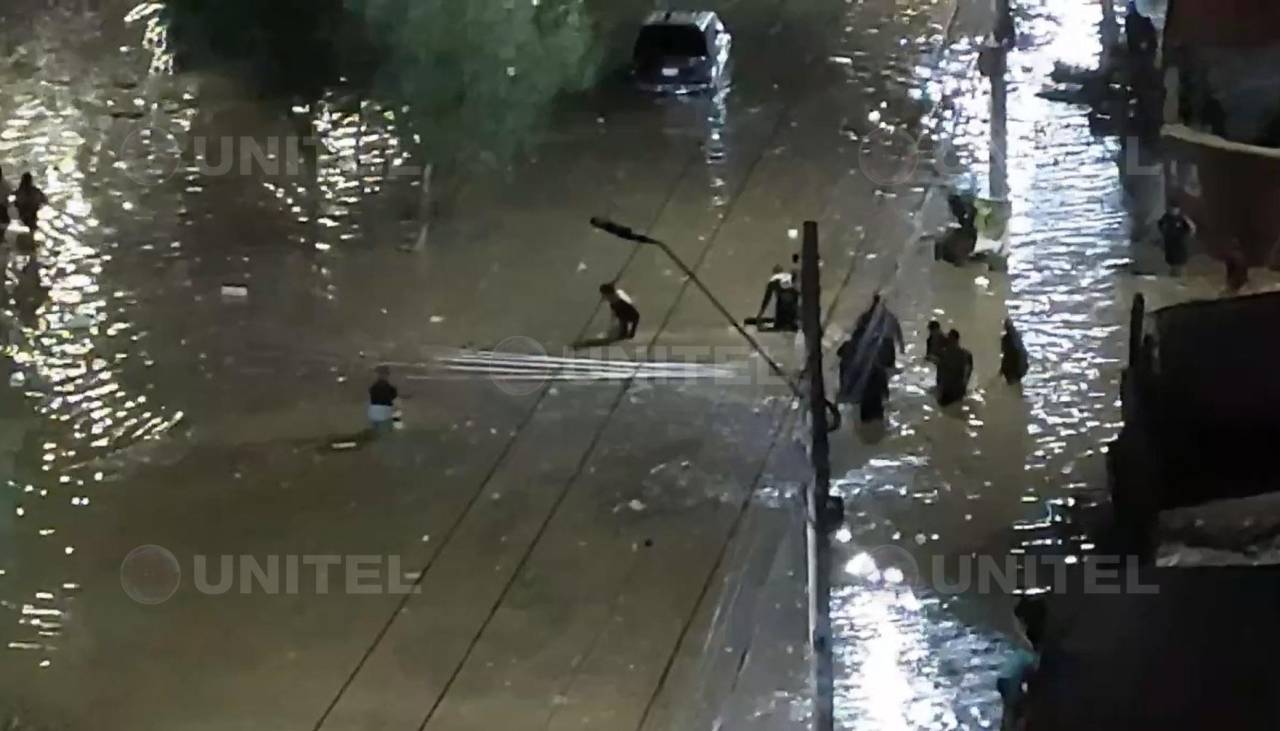 Cochabamba: Desborde del río Chijllawiri y provoca la inundación de la avenida Blanco Galindo