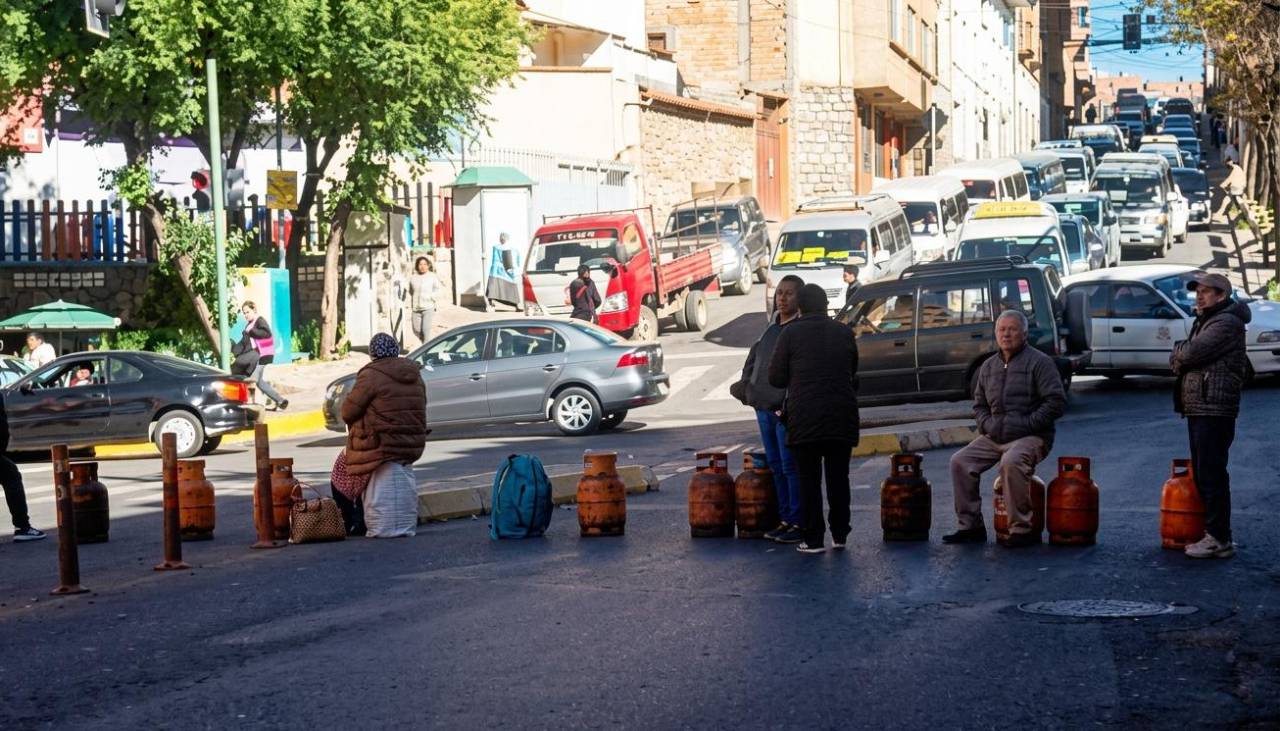 Familias bloquean calles por la falta de garrafas de GLP en La Paz