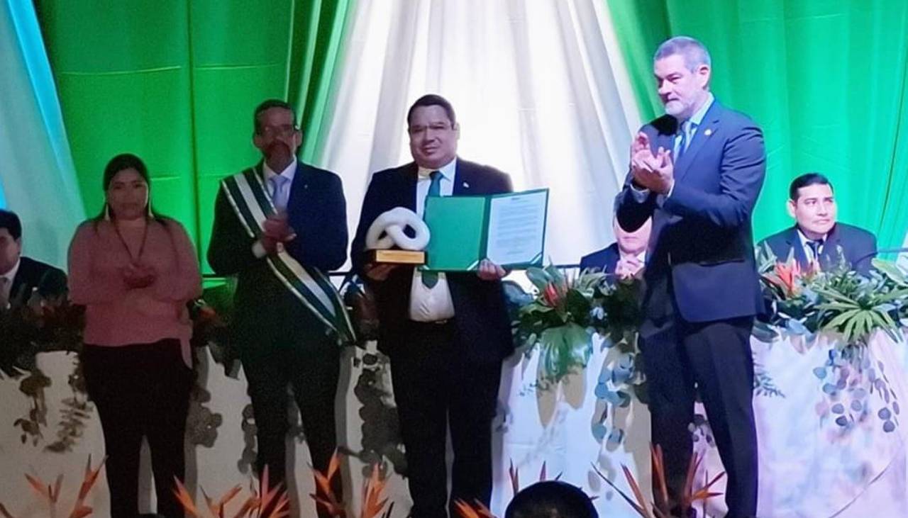 Fiscal General del Estado recibe reconocimiento al mérito cruceño