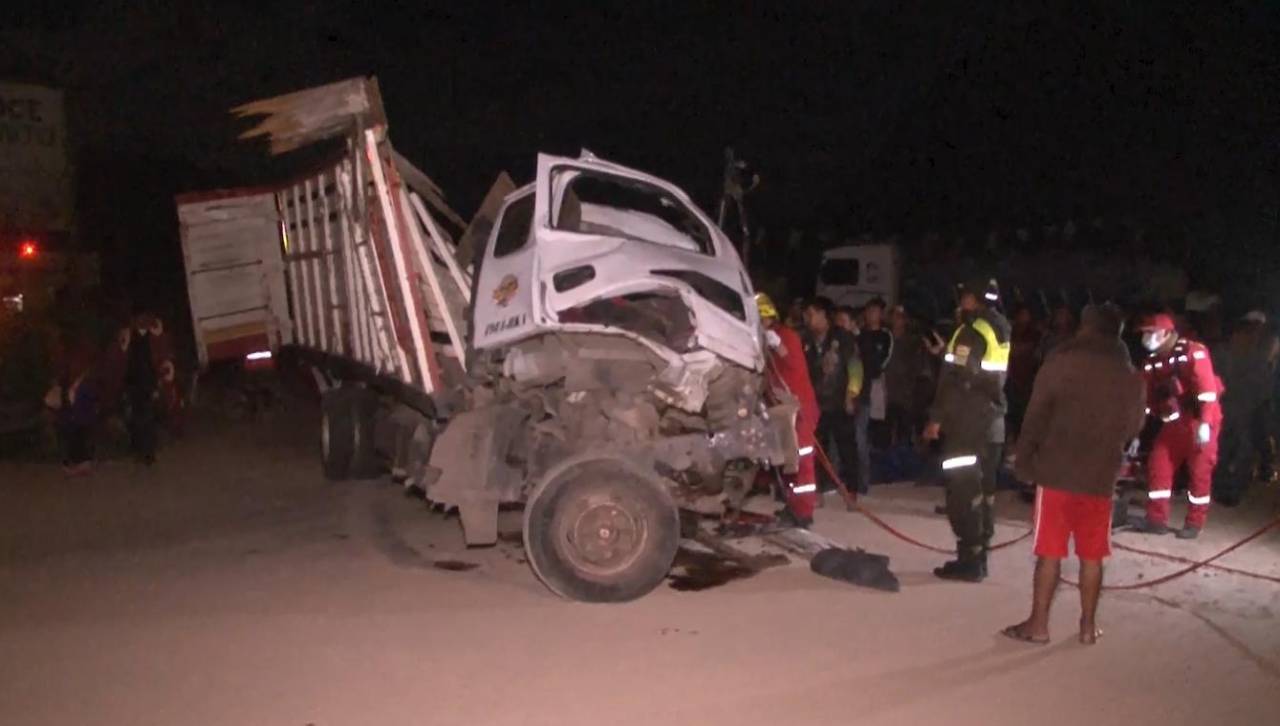 Conductores fallecen en choque frontal de un bus y un camión, Tránsito investiga las causas del accidente