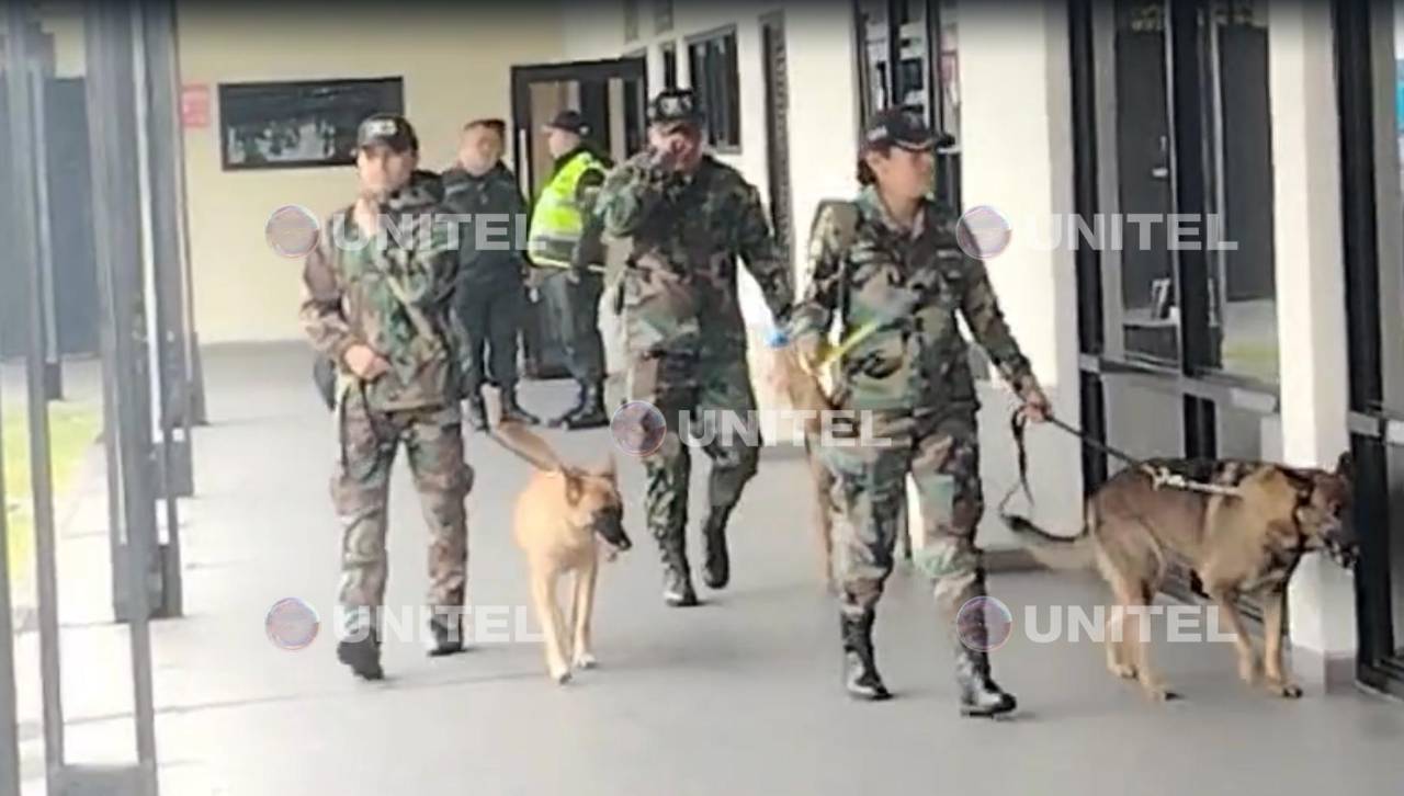 Policías y canes antidrogas inspeccionan Viru Viru tras denuncia de presunto cargamento con droga