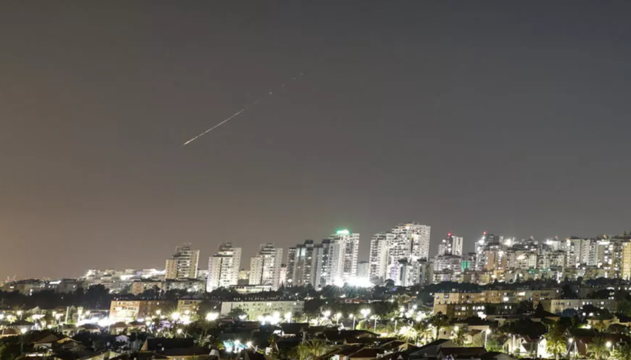 Irán lanza un ataque con misiles contra Israel tras escalada en Beirut