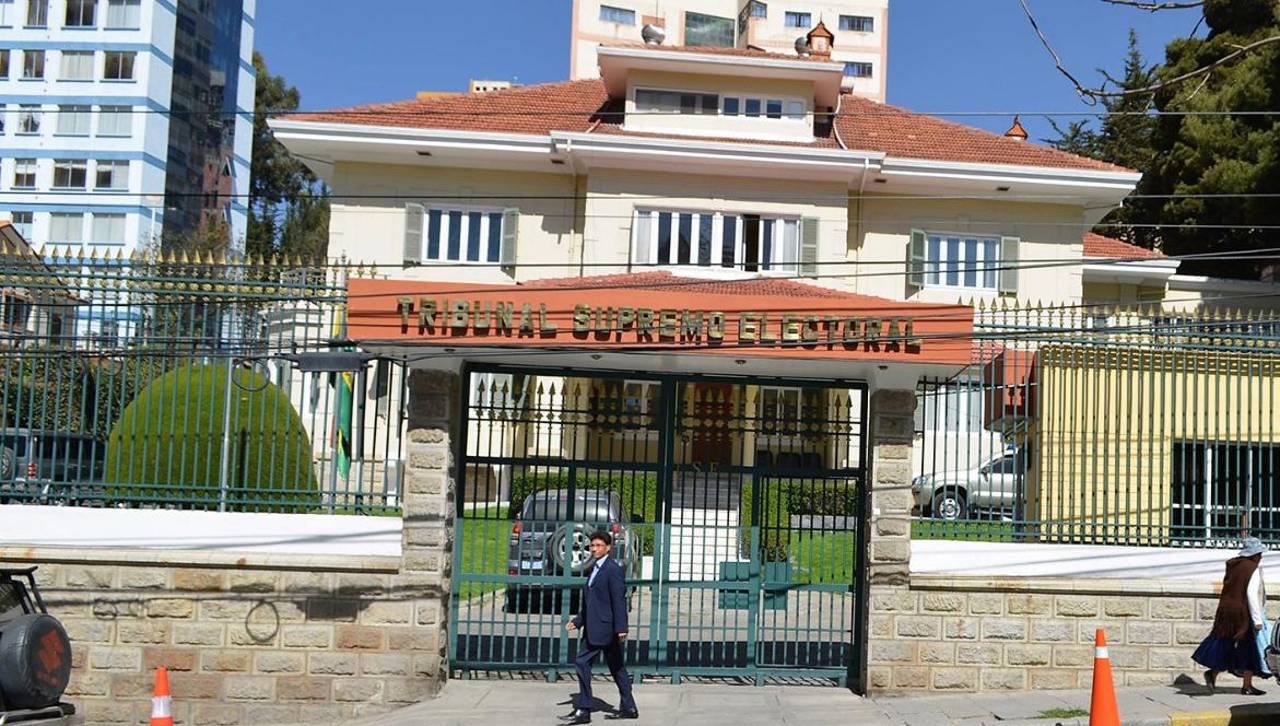 Comisión de Constitución aprueba en grande un proyecto de ley consolidado para elegir a vocales del TSE