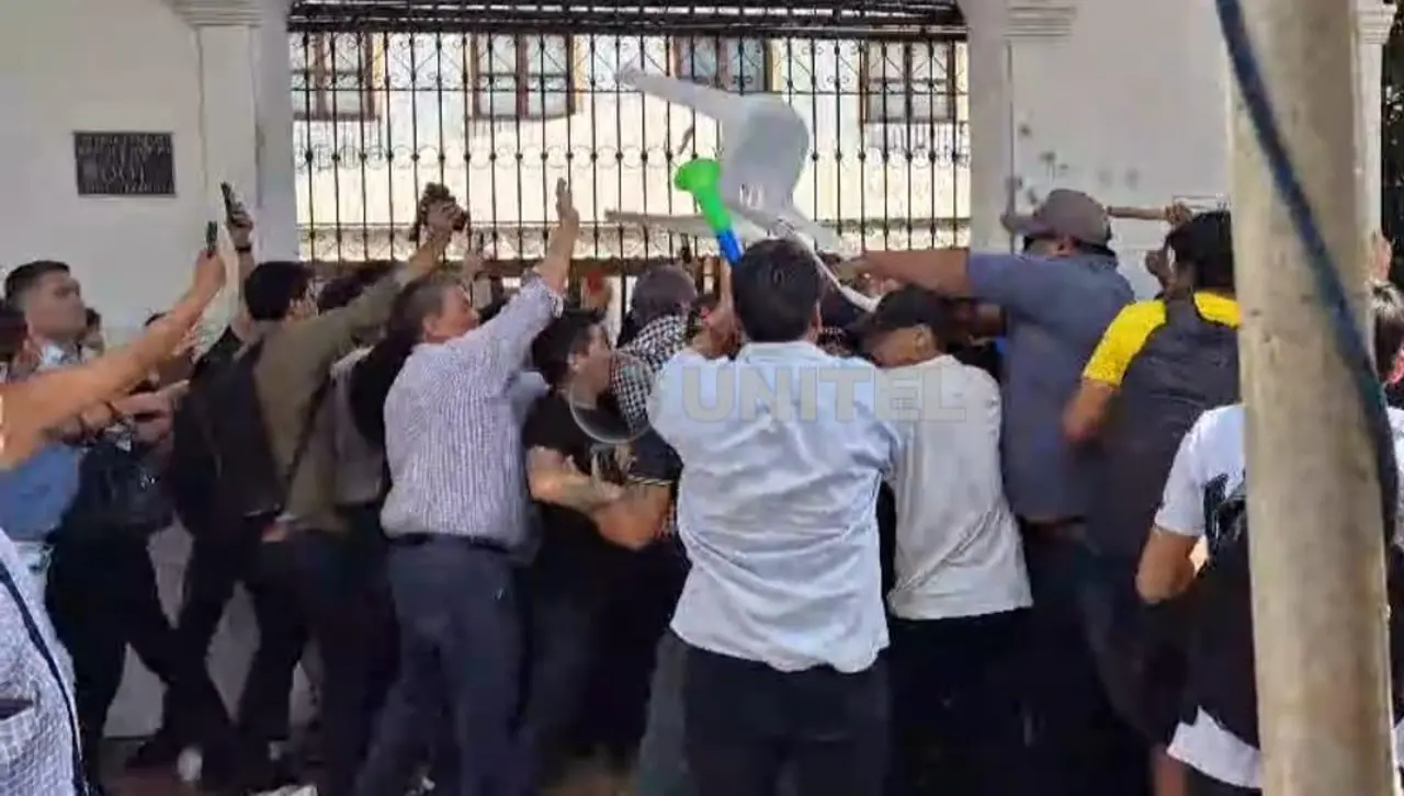 Elección de directiva: Trasladan sesión a la Casona tras agresión en el ingreso del Concejo de Santa Cruz de la Sierra