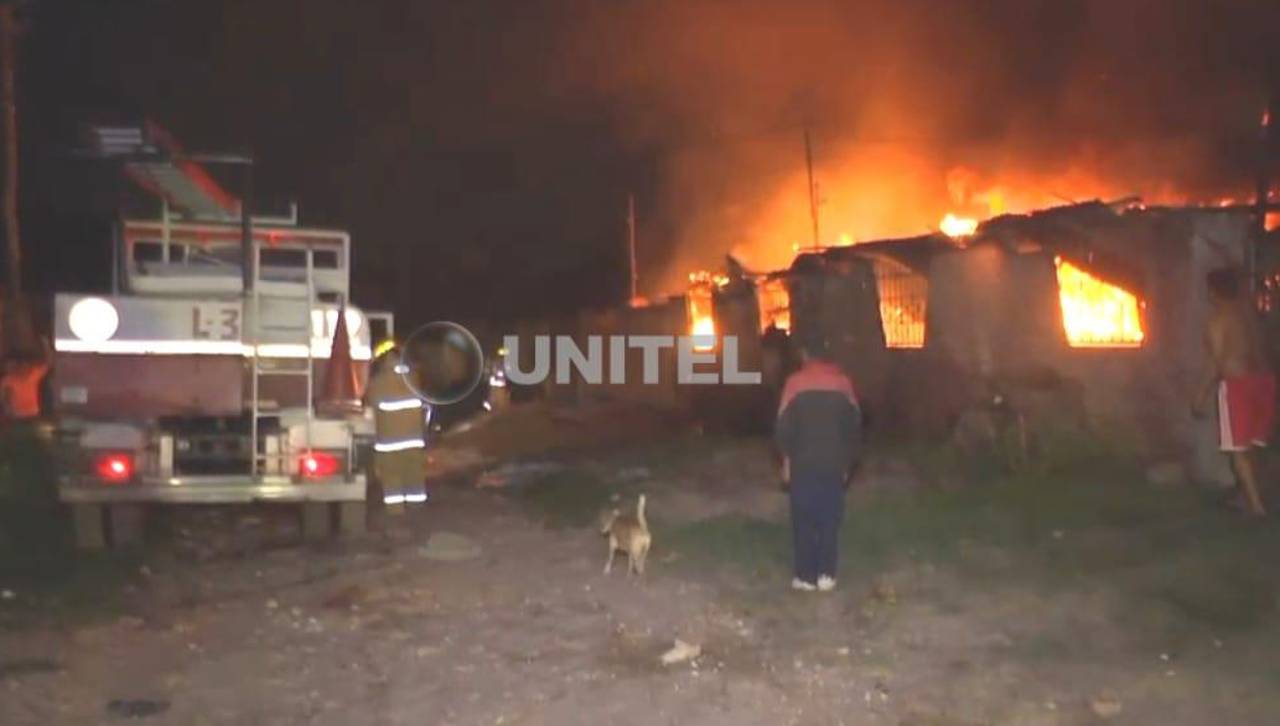 Fuego consume una casa que funcionaba como fábrica de colchones en Santa Cruz