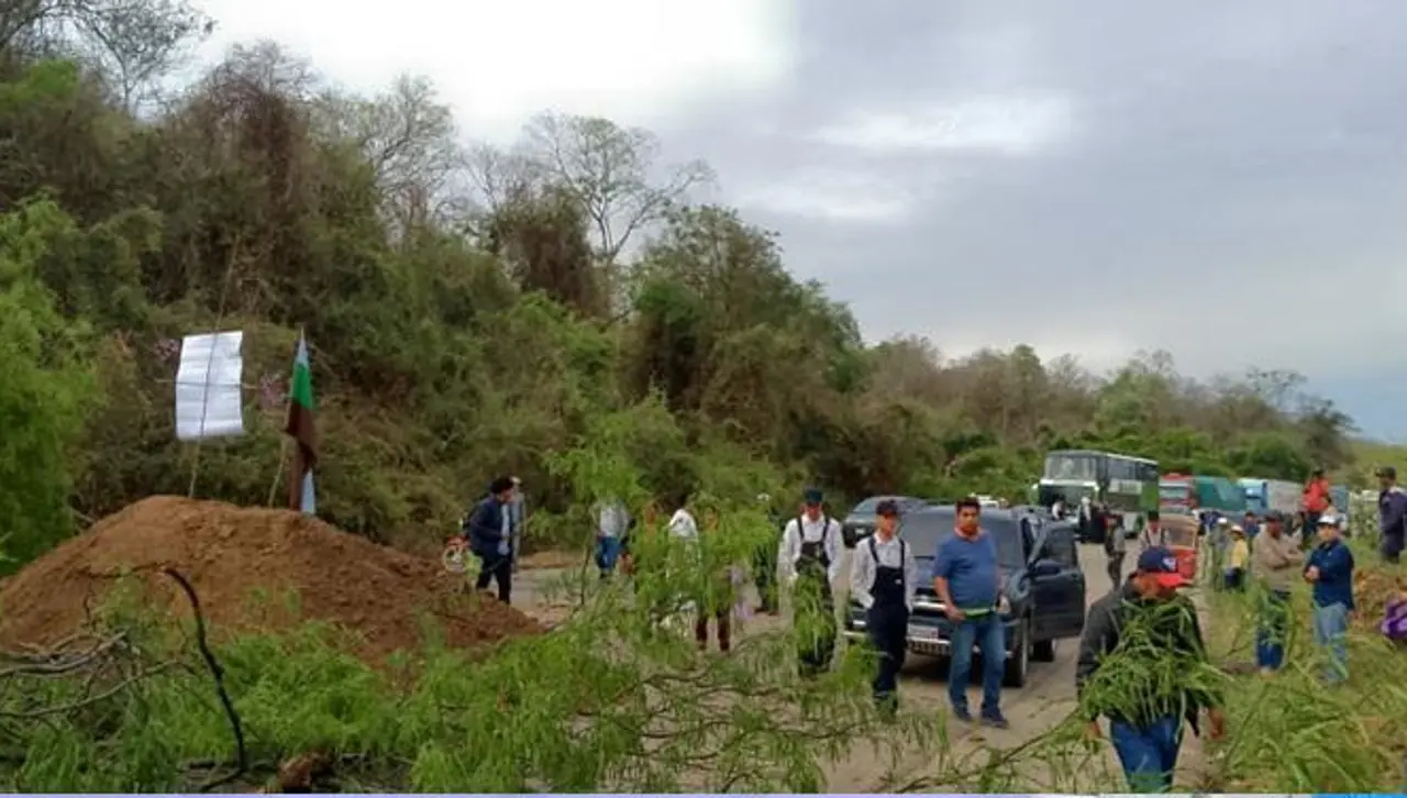 Santa Cruz: Bloquean la ruta a Argentina y movilizados piden la presencia del gobernador