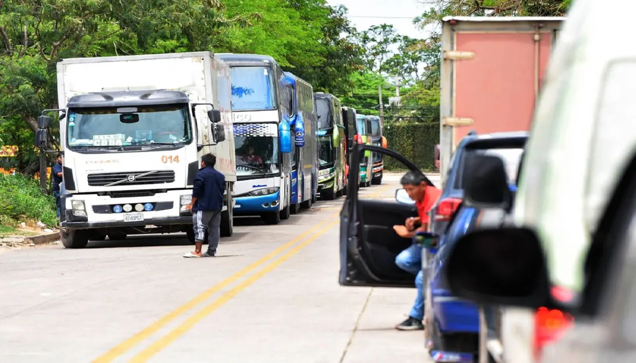 Transporte cruceño reporta que 9 de cada 10 camiones están parados a la espera de combustibles