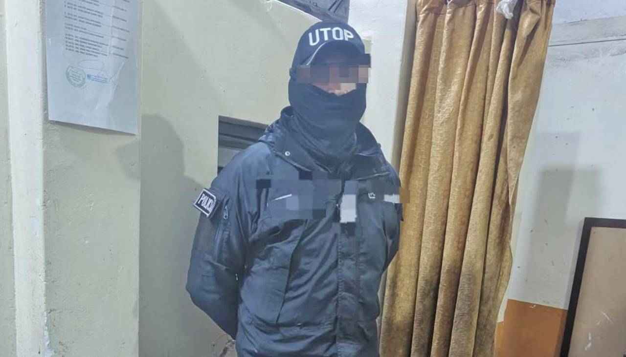 Aprehenden a un policía acusado de robar Bs 1.000 a un reo durante una requisa en la cárcel