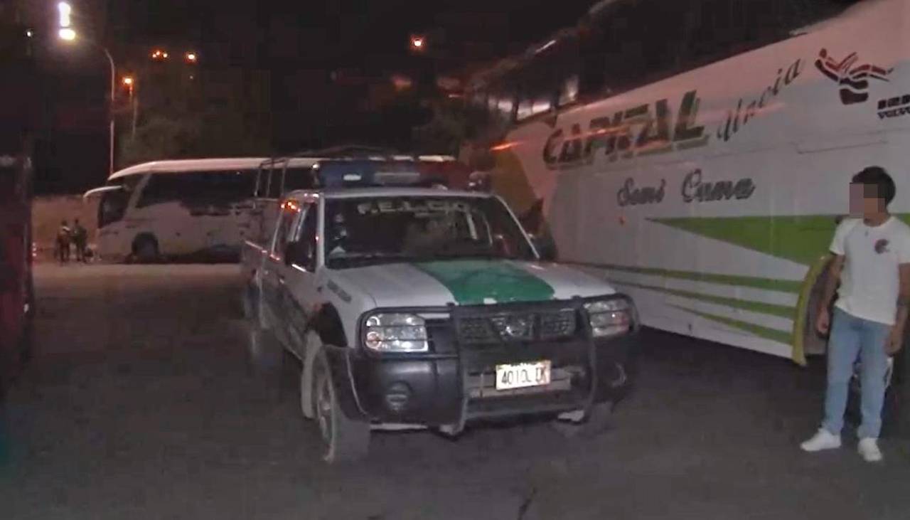 Hallan a un hombre sin vida cerca de un bus dentro de la Terminal de buses de Cochabamba