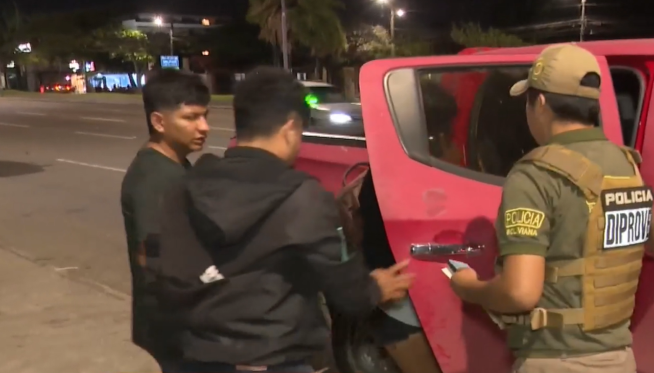 Dos jóvenes atacados saliendo del Tahuichi: Le roban la moto a uno y apuñalan a otro