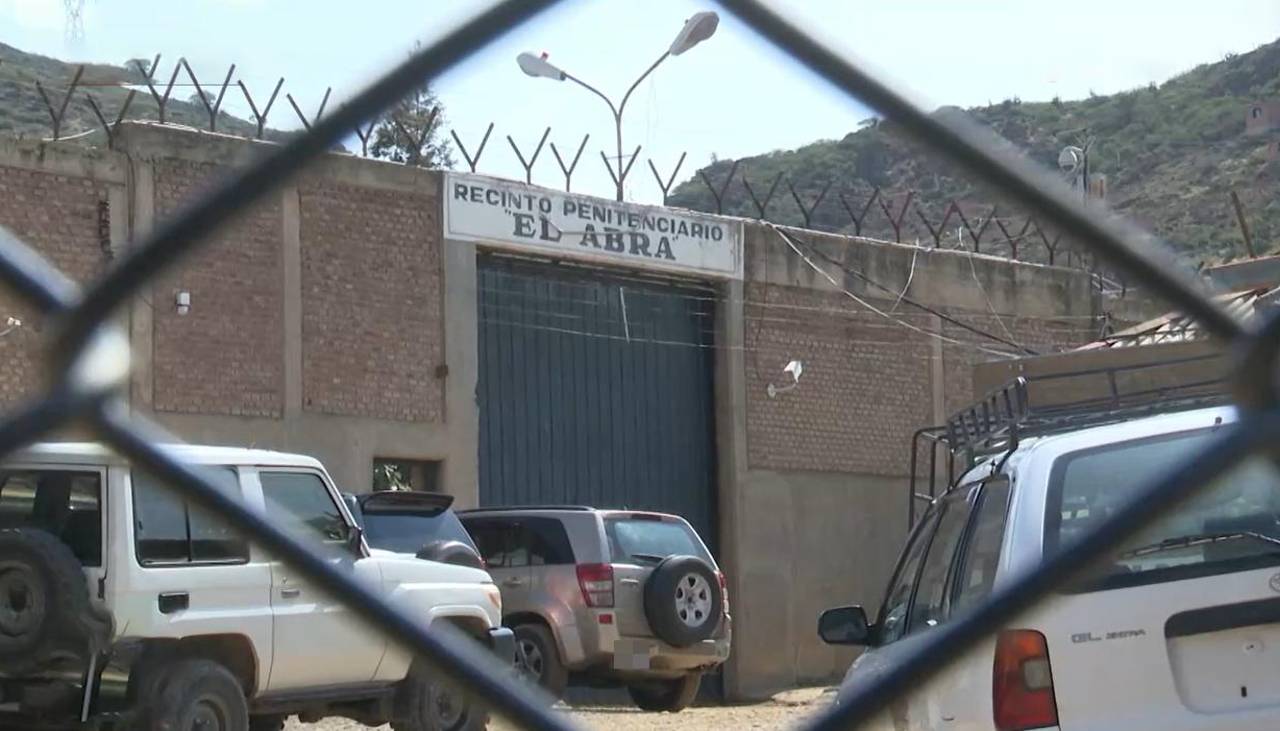 Investigan videos con amenazas que fueron grabadas por un recluso dentro del penal de El Abra