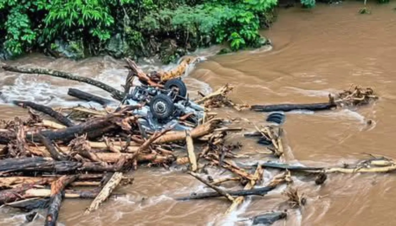 Tragedia en Tarija: Mazamorra arrastra un vehículo hasta un río; hallan sin vida a uno de los dos pasajeros 