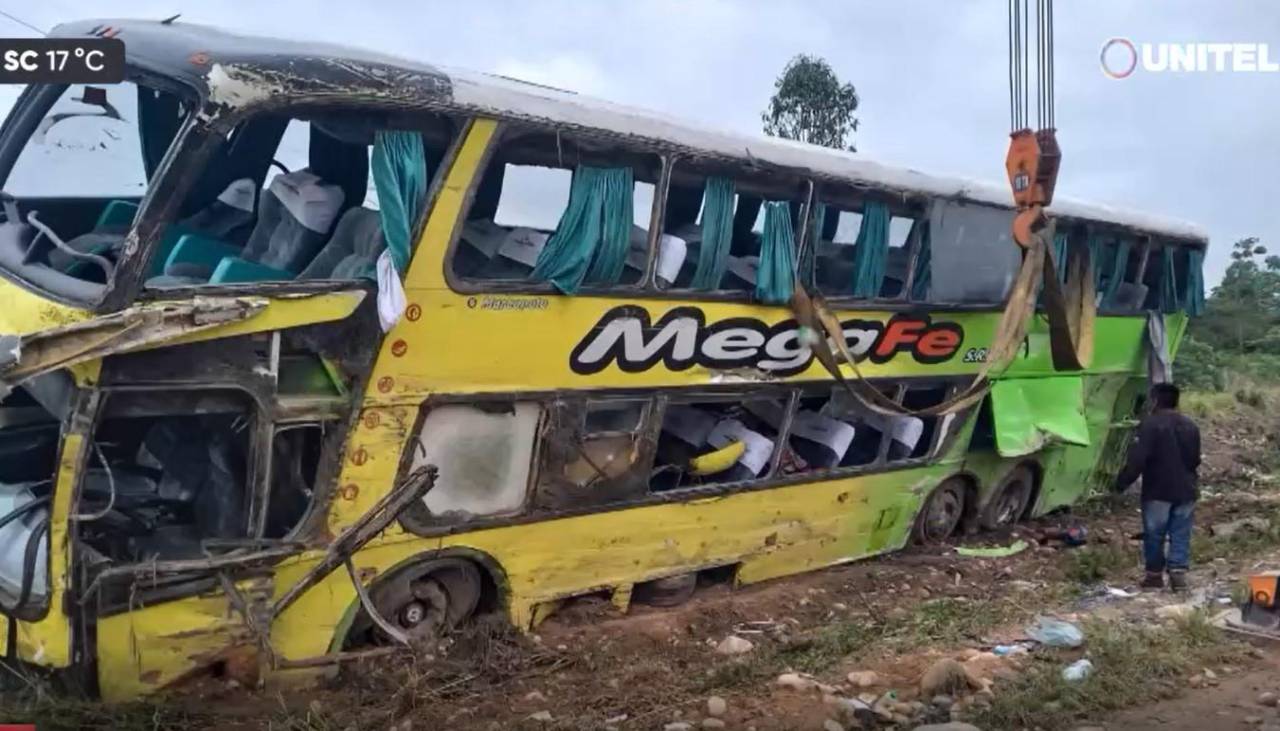 Bus vuelca en la ruta Santa Cruz – Cochabamba y deja 23 personas heridas 