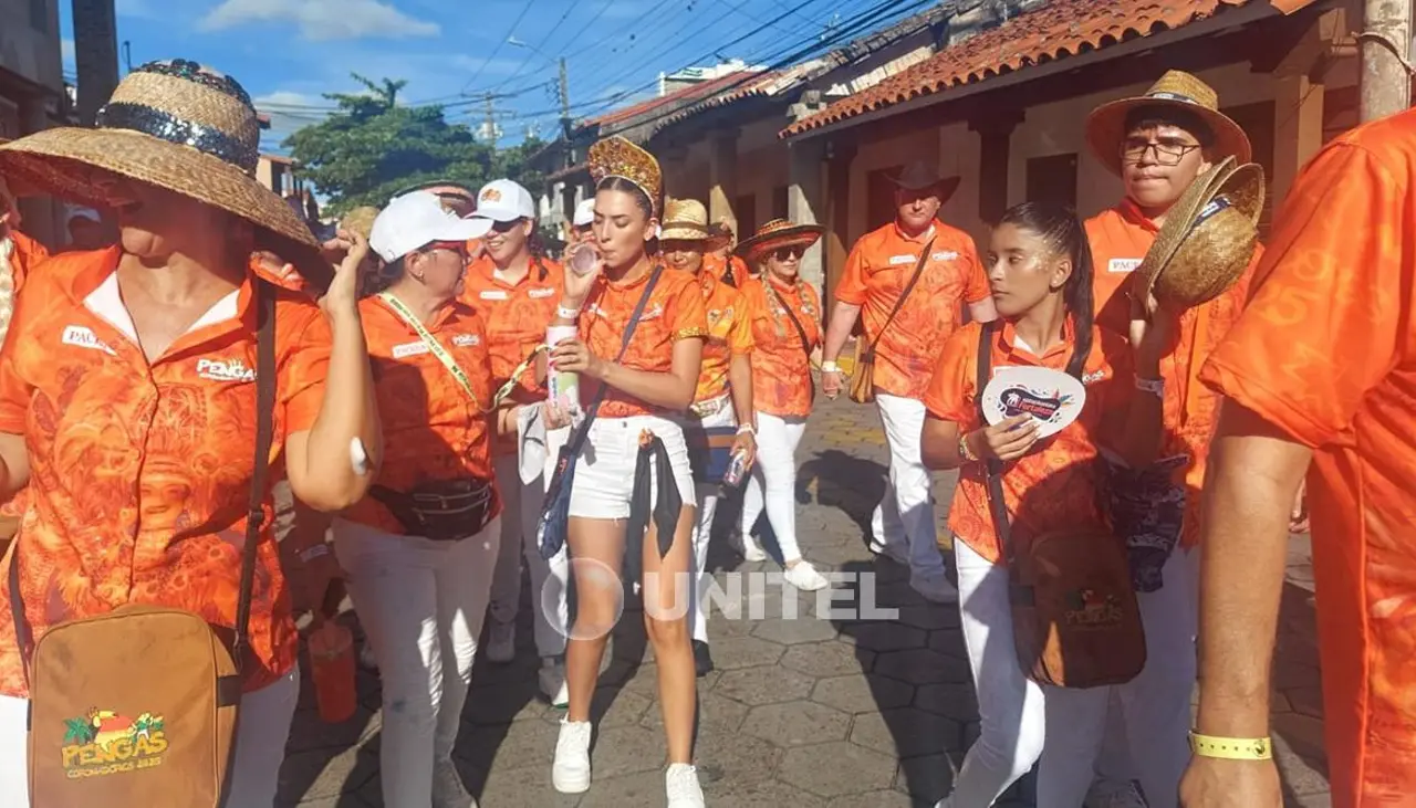 “¡Viva el Carnaval”: Ariane I y los Pengas avivan la fiesta grande en el centro cruceño