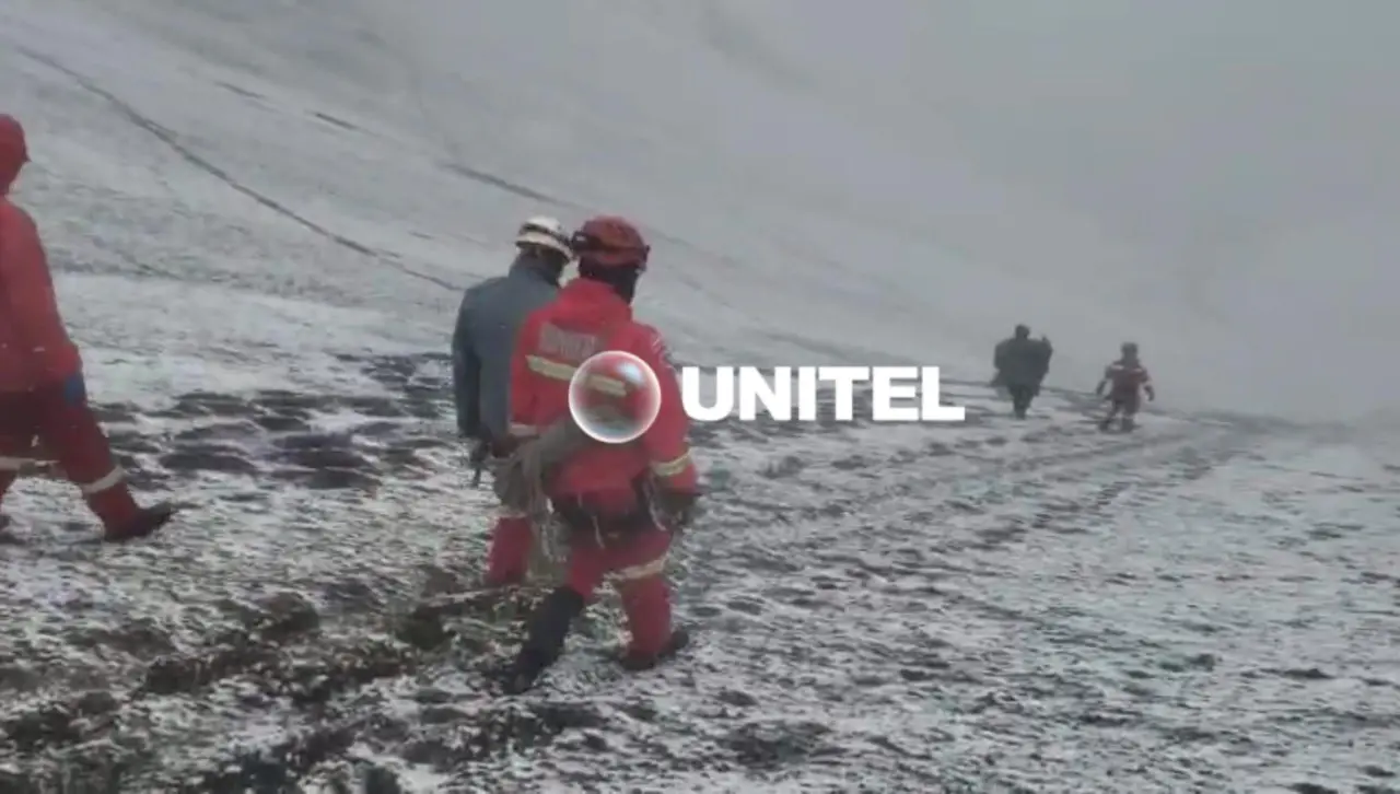 Se salvaron de una hipotermia, dos motociclistas se perdieron debido a la nieve y neblina en La Cumbre de La Paz