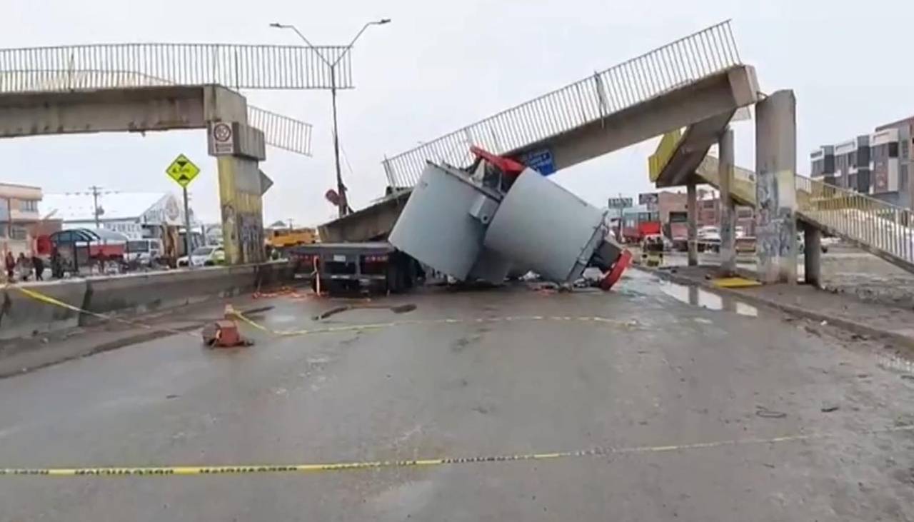 Camión impacta pasarela y la estructura le cae encima; dos personas resultaron heridas