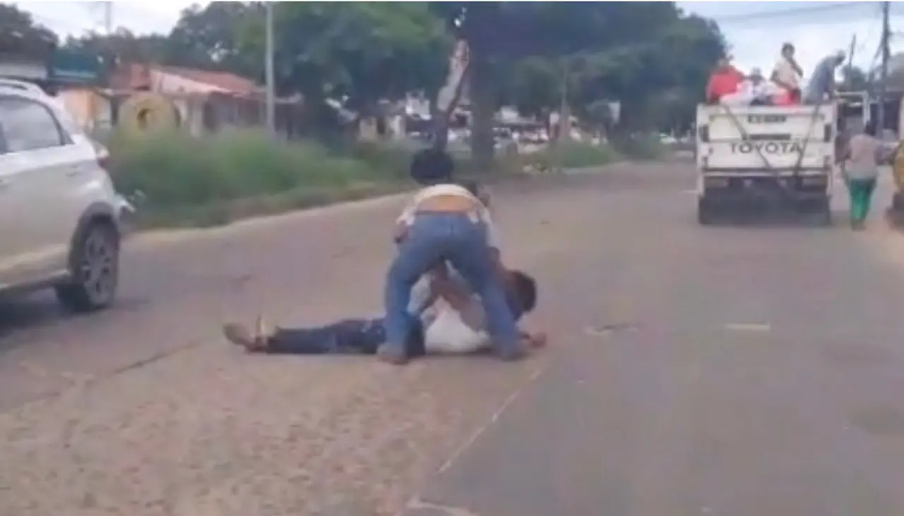 Santa Cruz: hombre cae de una camioneta que era utilizada como transporte público ante la falta de micros